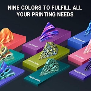 Puede incluir: Imagen de nueve objetos impresos en 3D de varios colores, cada uno sobre una base rectangular. El texto "NINE COLORS TO FULFILL ALL YOUR PRINTING NEEDS" est&aacute; en la parte superior. Los colores incluyen rojo, dorado, azul, verde y morado.