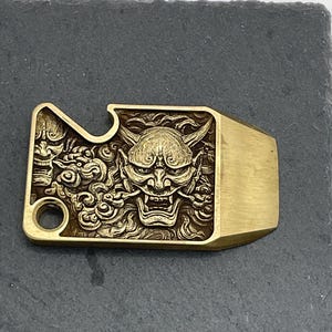 Llavero multiherramienta de latón Oni Mask EDC