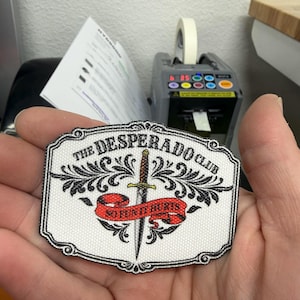 デスペラードクラブ キャンバスパッチ、ダンジョンクローラー カール風アイロンプリント、So Fun It Hurts、LitRPGファンギフト、タクティカルダガー＆スクロールアパレル