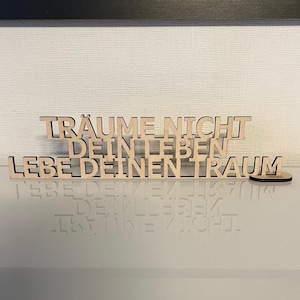 Könnte beinhalten: Holz-Schild mit dem Text "Träume nicht dein Leben, lebe deinen Traum".