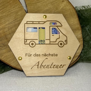 Könnte beinhalten: Holzschilder mit einem Ausschnitt eines Wohnmobils und dem Text "Für das nächste Abenteuer".