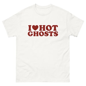 Op de afbeelding: Wit T-shirt met rode tekst die "I ♥ HOT GHOSTS" zegt