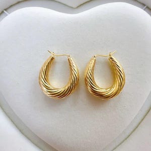 18k Solid Gold AU750 Twist Oval Shape Hoop Earrings Hollow Tube