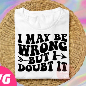 Puede incluir: Camiseta blanca con texto negro que dice "Puedo estar equivocado, pero lo dudo" con una flecha apuntando hacia la derecha.