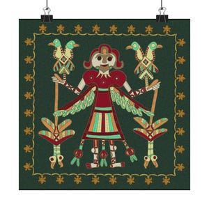 Puede incluir: Un póster decorativo con una figura estilizada en rojo y verde, sosteniendo criaturas con forma de pájaro. El fondo verde oscuro tiene un borde dorado. La obra de arte, de estilo folk, presenta una composición simétrica.