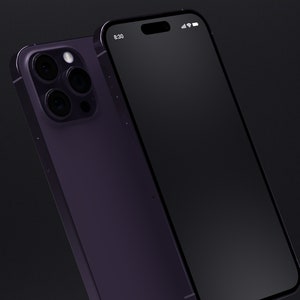 以下が含まれることがあります： 背面にトリプルカメラシステムを搭載した濃い紫色のスマートフォン。画面は黒で、時刻は8:30が表示されています。