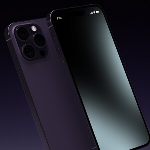 以下が含まれることがあります： 8:30の時間が表示された黒い画面を持つ紫色のスマートフォン。電話には4つのレンズが付いたカメラの突起があります。