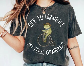 Camiseta divertida para abuela con el lema "Wranglin My Feral Grandkids" (Arreglando a mis nietos salvajes) Camiseta estilo cottagecore Camiseta estilo frogcore Camiseta para bisabuela Camiseta para abuela Regalo para el Día de la Madre para niños