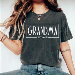 Grandma Est. 2025 T-Shirt, Personalized Grandma Est Shirt, New Grandma Shirt, Pregnancy Announcement, Gift for Grandma, Gift for Grandma Est