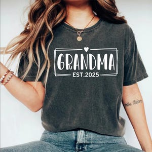 Personalized Grandma Est Shirt, Grandma Est. 2025 T-Shirt, New Grandma Shirt, Pregnancy Announcement, Gift for Grandma, Gift for Grandma Est
