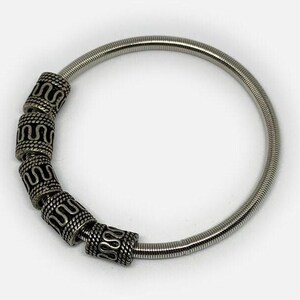 Uniseks metalen 8,5" dikke gitaararmband met zilveren snaararmband met zwarte metalen kralen