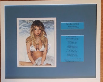 Sexy gesigneerde foto van Tara Reid (ingelijst met certificaat)