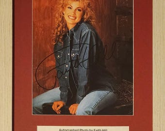 Gesigneerde en ingelijste foto door Faith Hill (vertrouwde bron)