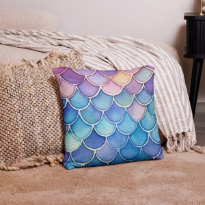 Almohada de diseño de escala de peces arco iris / almohada temática submarina / almohada de diseño de peces