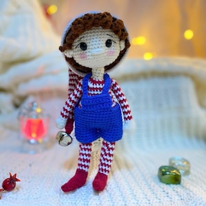 Handgemaakte gehaakte nieuwjaarselfpop - feestelijk kerstdecor en cadeau, gehaakt kerstspeelgoed