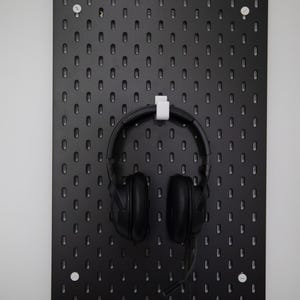 IKEA Skadis Headphone Holder | Custom Headset Mount for Skadis Pegboard | Gaming Setup Minimalist Wall Hook
