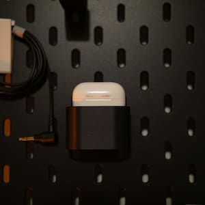 Soporte para AirPods IKEA SKADIS: solución de carga compacta para AirPods Gen 2, Pros y AirPods 4, diseñado para el tablero perforado de IKEA.