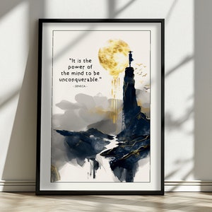 Op de afbeelding: Ingelijste kunstdruk met een citaat van Seneca. Het kunstwerk toont een silhouet op een berg, een gouden maan en een abstract landschap in blauw, grijs en goud. Het citaat luidt: "Het is de kracht van de geest om onoverwinnelijk te zijn."