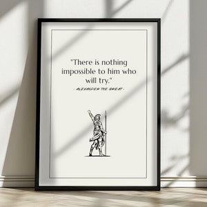 Op de afbeelding: Zwart ingelijste kunstprint met een citaat van Alexander de Grote: "Er is niets onmogelijk voor hem die het zal proberen." De print heeft een crèmekleurige achtergrond en een zwarte illustratie van een krijger.
