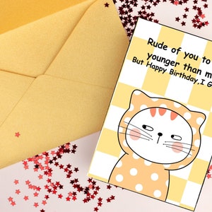 Biglietto d'auguri per gatto divertente/maleducato da parte tua essere più giovane di me ma buon compleanno/regalo di compleanno umoristico per qualcuno più giovane, lei, lui A6/A5