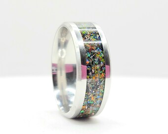 Anillo rústico de titanio con ópalos multicolores