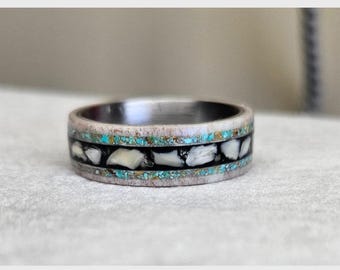 Anillo de asta con incrustación de colmillo de alce, forrado con turquesa. Núcleo de acero inoxidable, ajuste cómodo.