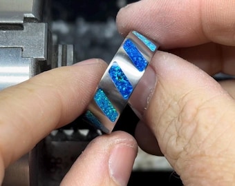 Anillo con incrustaciones de ópalo azul - Titanio • Joyería hecha a mano • Banda de ajuste cómodo para hombres y mujeres • Regalo para él o ella