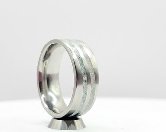 Anillo luminoso de titanio con ópalos, banda de doble ranura y ajuste cómodo.