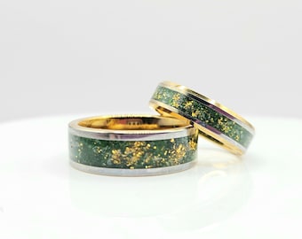 Anillo de tungsteno chapado en oro de dos tonos con incrustaciones de arenisca verde y banda rústica de ajuste cómodo.