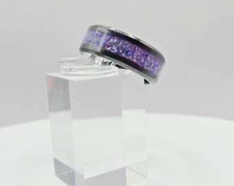 Anillo de cerámica negra con ópalos azules y morados, amatista y incrustaciones de polvo de diamante.