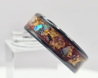 Anillo de cerámica negra con meteorito, abulón y incrustaciones de cobre con escamas de oro.