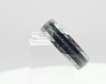 Anillo de tungsteno martillado con turmalina negra triturada y obsidiana triturada en el centro. Alianza de boda. Anillo rústico moderno. Ajuste cómodo.