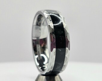 Anillo de tungsteno martillado con obsidiana y turmalina negra, ajuste cómodo