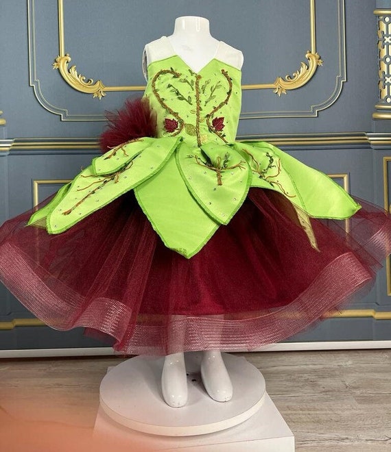tinkerbell dress design I love this rendition of Tinker Belle from @crystalanndesigns Wings worn are the Datura design from my Ethereal Collection Posted @withregram @crystalanndesigns Tinkerbell Dress/photo- by me Model- Julia