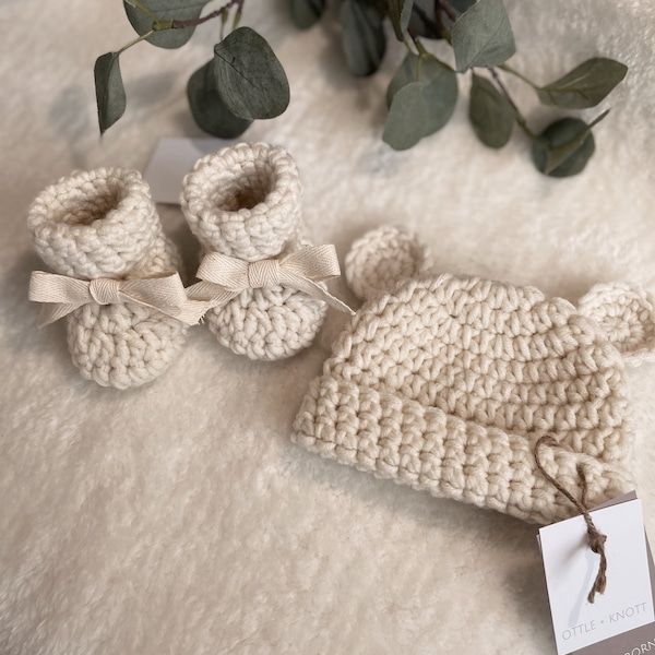 Hat and Bootie Set, Baby Hat and shoes, Baby Bow booties and bear hat, Baby gift set, Baby Shower gift, crochet booties and hat, handmade