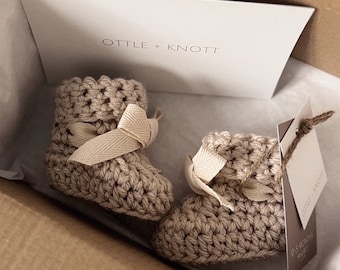 Crochet Baby Bow Booties, Newborn shoes, Pram shoes, Cream Booties, Bow Booties, Baby Announcement prop, Baby Room Decor, Baby shoe, crochet