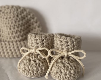 Crochet Baby Tie Booties, Newborn shoes, Pram shoes, Cream Booties, Bow Booties, Baby Announcement prop, Baby Room Decor, Baby shoe, crochet