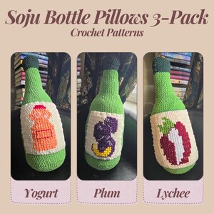 Può includere: Un set di tre cuscini a forma di bottiglia di soju all'uncinetto, verdi, con etichette raffiguranti yogurt, prugna e litchi. Il testo "Soju Bottle Pillows 3-Pack Crochet Patterns" è visibile, con i nomi dei gusti sotto.