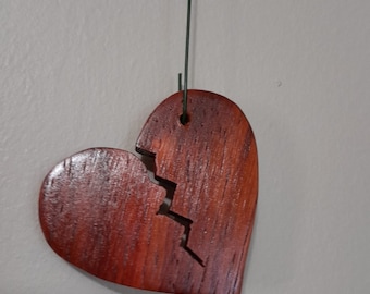 Adorno navideño de corazón roto