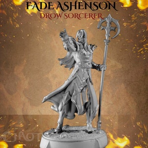 Puede incluir: Una figura miniatura pintada en gris de un hechicero Drow llamado Fade Ashenson. La figura sostiene un bastón con una parte superior curva y lleva una túnica larga con detalles intrincados. La figura está de pie sobre una base redonda.