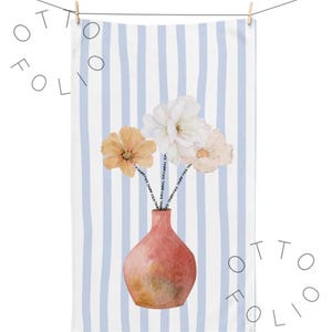 Toalha de mão com estampa sutil de flores em aquarela "Fuck Trump", decoração de cozinha boho foodie com listras azuis da FDT, presente anti-Trump para mães.
