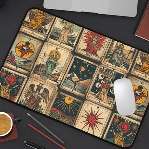 Puede incluir: Una alfombrilla de ratón con un diseño de cartas de tarot vintage. Las cartas están dispuestas en una cuadrícula y presentan varios símbolos e imágenes. La alfombrilla de ratón está hecha de un material duradero y antideslizante, perfecto para usar con cualquier ratón de ordenador.