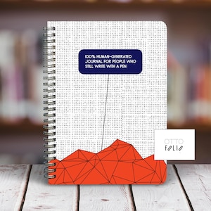 以下が含まれることがあります： 表紙に黒と赤の幾何学模様が施された白いスパイラルバインダーのノート。表紙には白い長方形の中に「100% HUMAN-GENERATED JOURNAL FOR PEOPLE WHO STILL WRITE WITH A PEN」というテキストが印刷されています。表紙の右下隅には黒い長方形の中に白いテキスト「OTTO FOLIO」が印刷されています。
