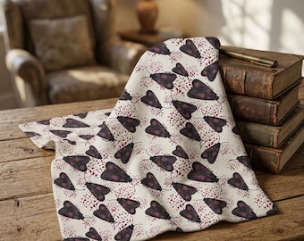 Toalla de mano color ciruela con diseño de polillas anti-Trump, decoración de polillas "Fuck Trump", regalo para el Día de la Madre, toalla estilo cottagecore con diseño de insectos.