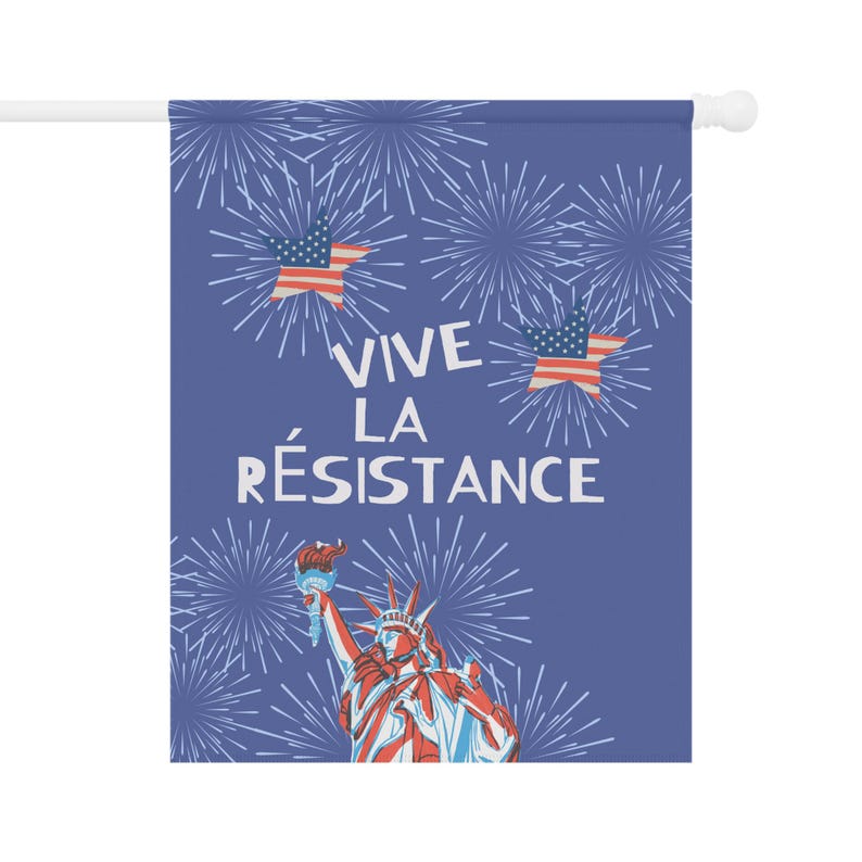 Peut inclure: Un drapeau bleu avec le texte "VIVE LA R&Eacute;SISTANCE", des illustrations de feux d'artifice, des &eacute;toiles avec des motifs de drapeau am&eacute;ricain et la Statue de la Libert&eacute;. Le drapeau est mont&eacute; sur un poteau blanc.