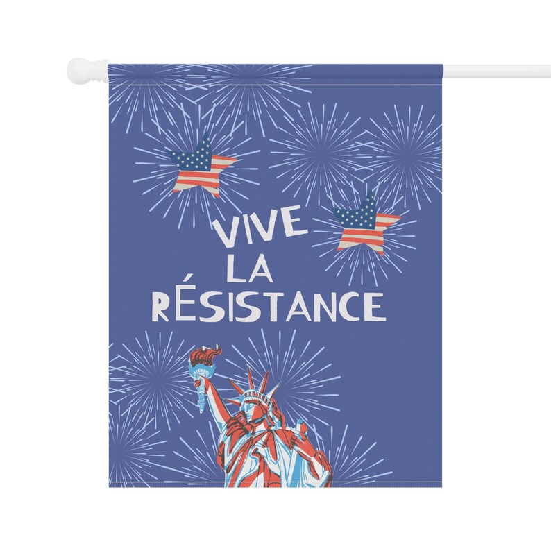 Peut inclure: Un drapeau de jardin bleu avec la Statue de la Libert&eacute; en rouge, blanc et bleu, et le texte "VIVE LA R&Eacute;SISTANCE". Le motif comprend des feux d'artifice en forme d'&eacute;toiles. Le drapeau est fix&eacute; &agrave; un poteau blanc.