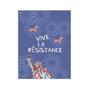 Peut inclure: Une affiche patriotique avec la Statue de la Libert&eacute;, des feux d'artifice et des drapeaux am&eacute;ricains en forme d'&eacute;toiles sur fond bleu. Le texte "VIVE LA R&Eacute;SISTANCE" est affich&eacute; en blanc.