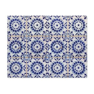 Pu&ograve; includere: Cuscino rettangolare con un motivo ripetuto di piastrelle blu e bianche. Ogni piastrella presenta un motivo floreale e il testo "fuck trump". Il design del cuscino ricorda le piastrelle tradizionali.