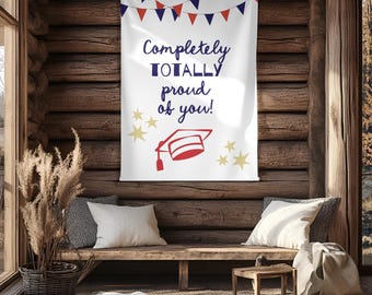 Decoración de pared para celebración de graduación "Totalmente orgulloso" en rojo, blanco y azul, ideal para fiestas de graduación universitarias o de secundaria. Regalo de graduación minimalista.