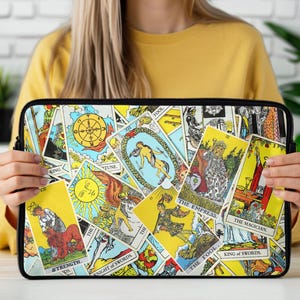 Funda para computadora portátil con cartas del tarot / Estuche exclusivo para computadora portátil / Collage Pop Art /